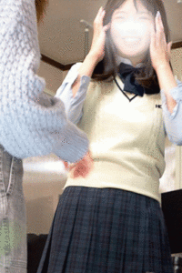 女性同士で大胆なじゃれあい、制服娘の健気な仕事姿とパンチラを堪能